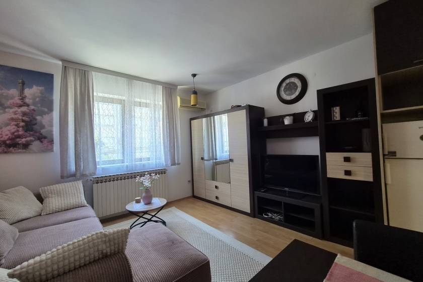 Renovirana garsonjera za izdavanje na Banovom brdu 3