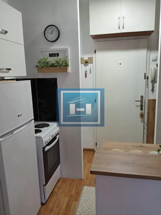 Na prodaju kompletno renovirana garsonjera u širem centru grada 5