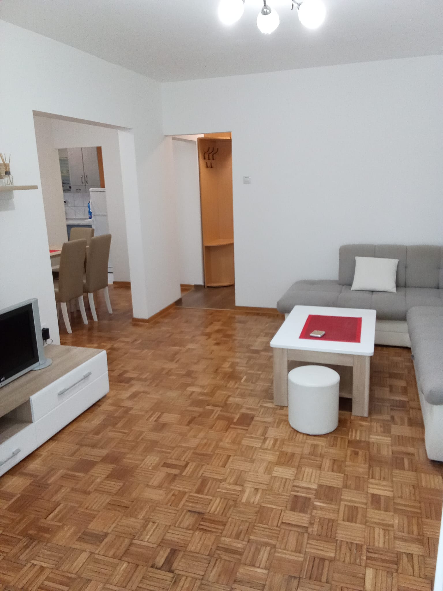 Selling 4 0 flat Vracar Belgrade huge terrace glass winter house renovated furnished tenanted property  Large 3 bedroom apartment  110m2  PR 6  49m2 terrace  heat pump and air conditioning  garage  2 bathrooms  1 WC  Equipment  appliances  furniture are n 6