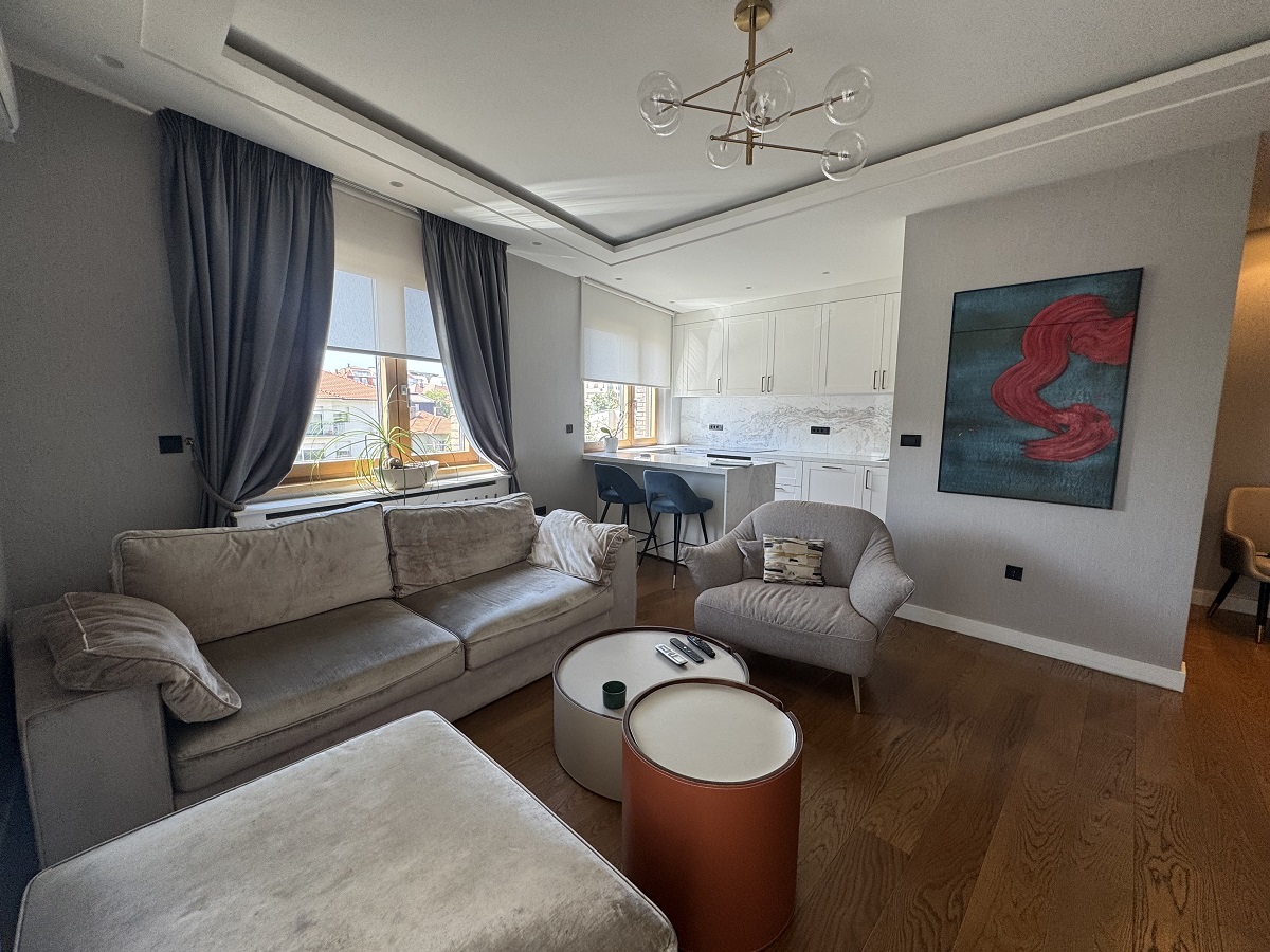 Namešten dvosoban stan od 67 m² u Kapijama Vračara 2