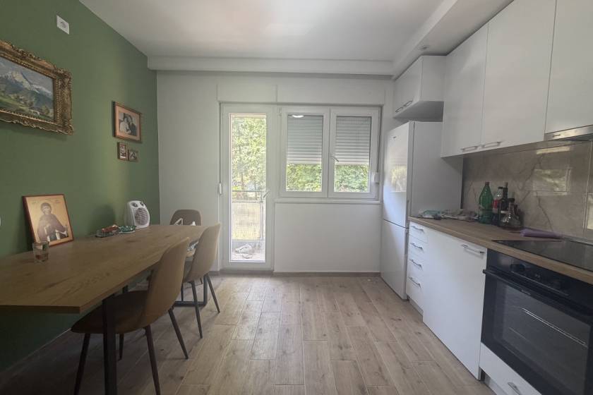 Prodaje se renoviran 1 0 stan na Karaburmi  41m2 2