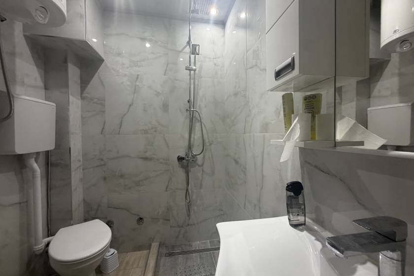 Prodaje se renoviran 1 0 stan na Karaburmi  41m2 4