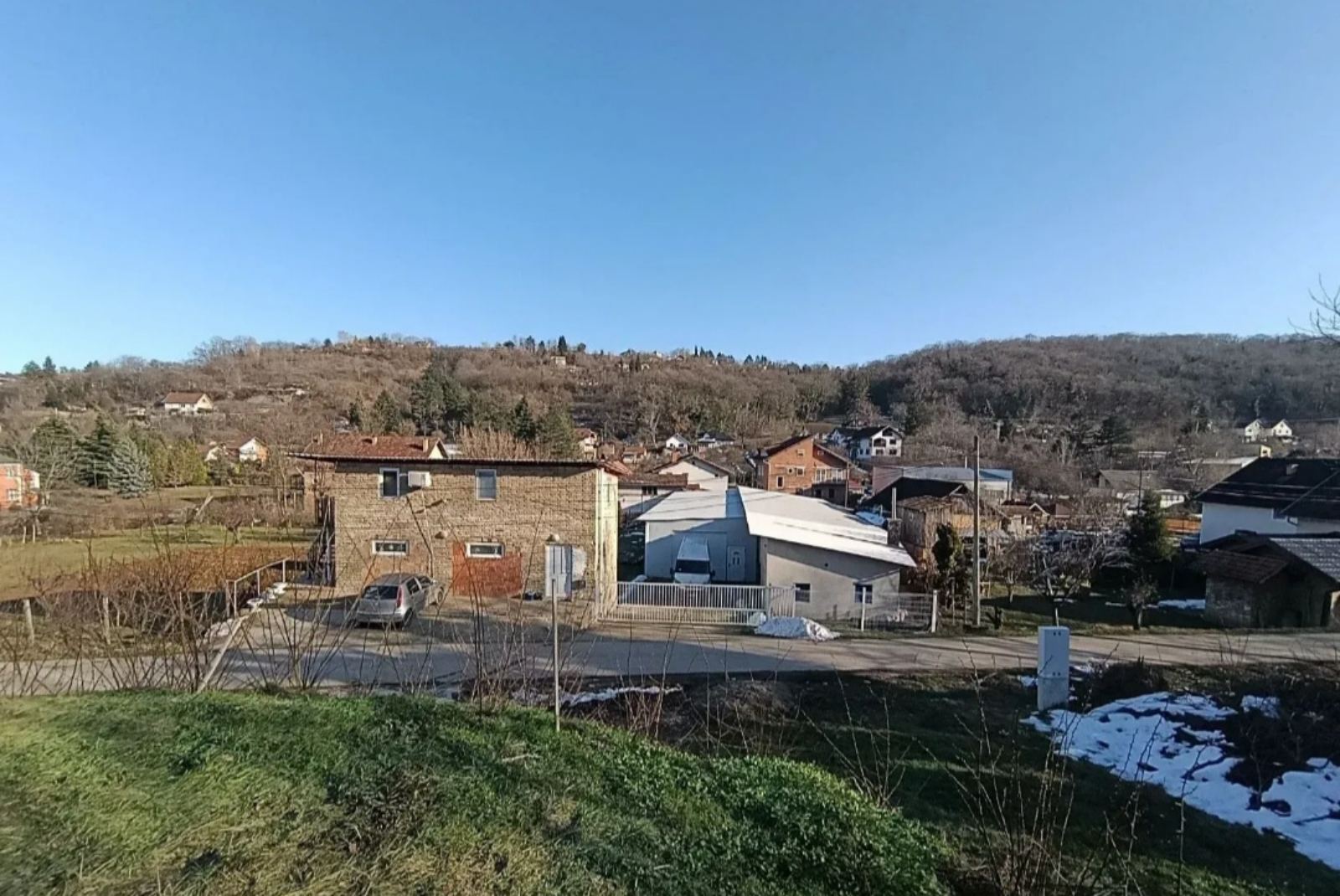 Na prodaju stambeno poslovni objekat  kuca hala  1
