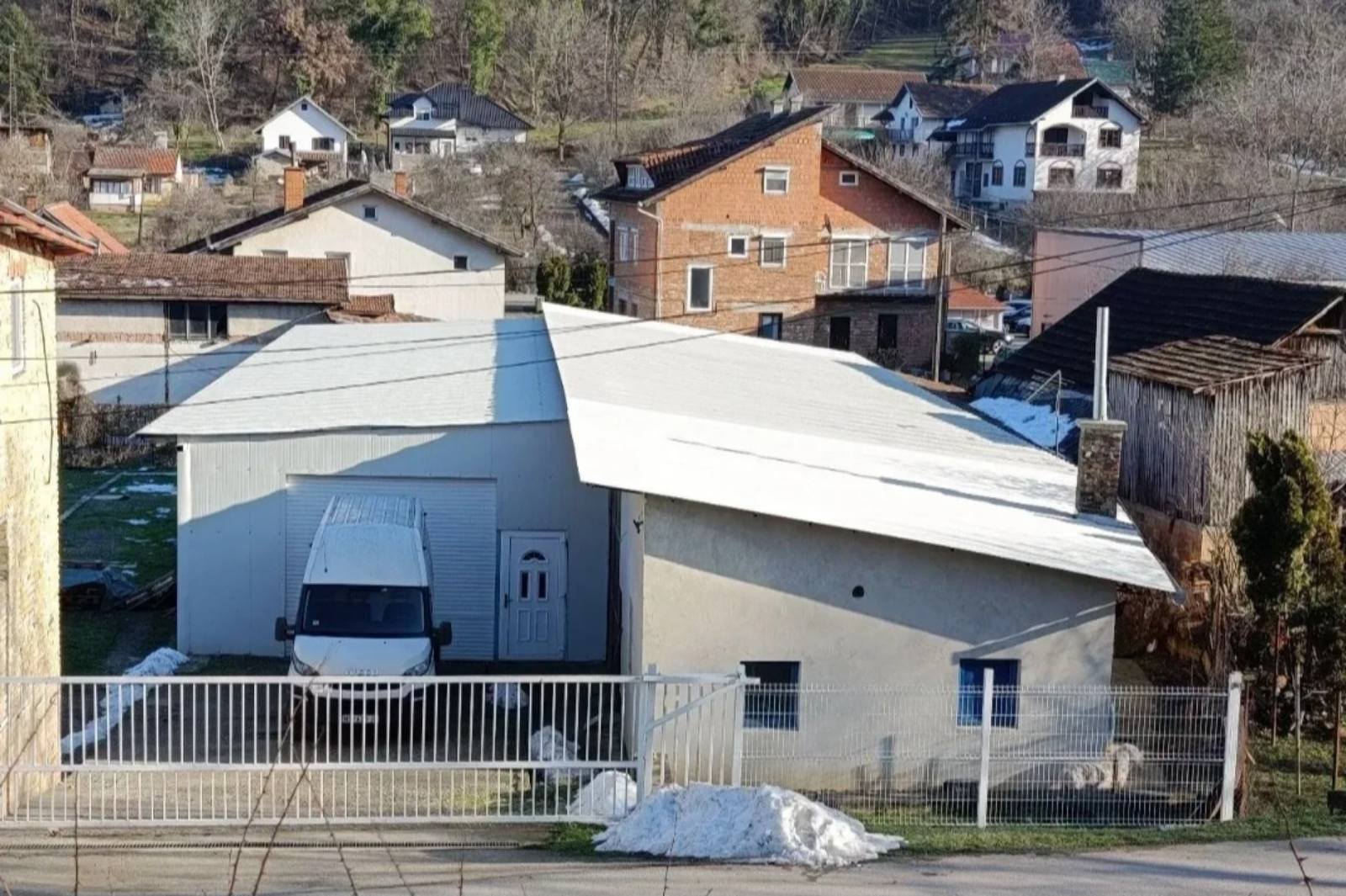 Na prodaju stambeno poslovni objekat  kuca hala  2