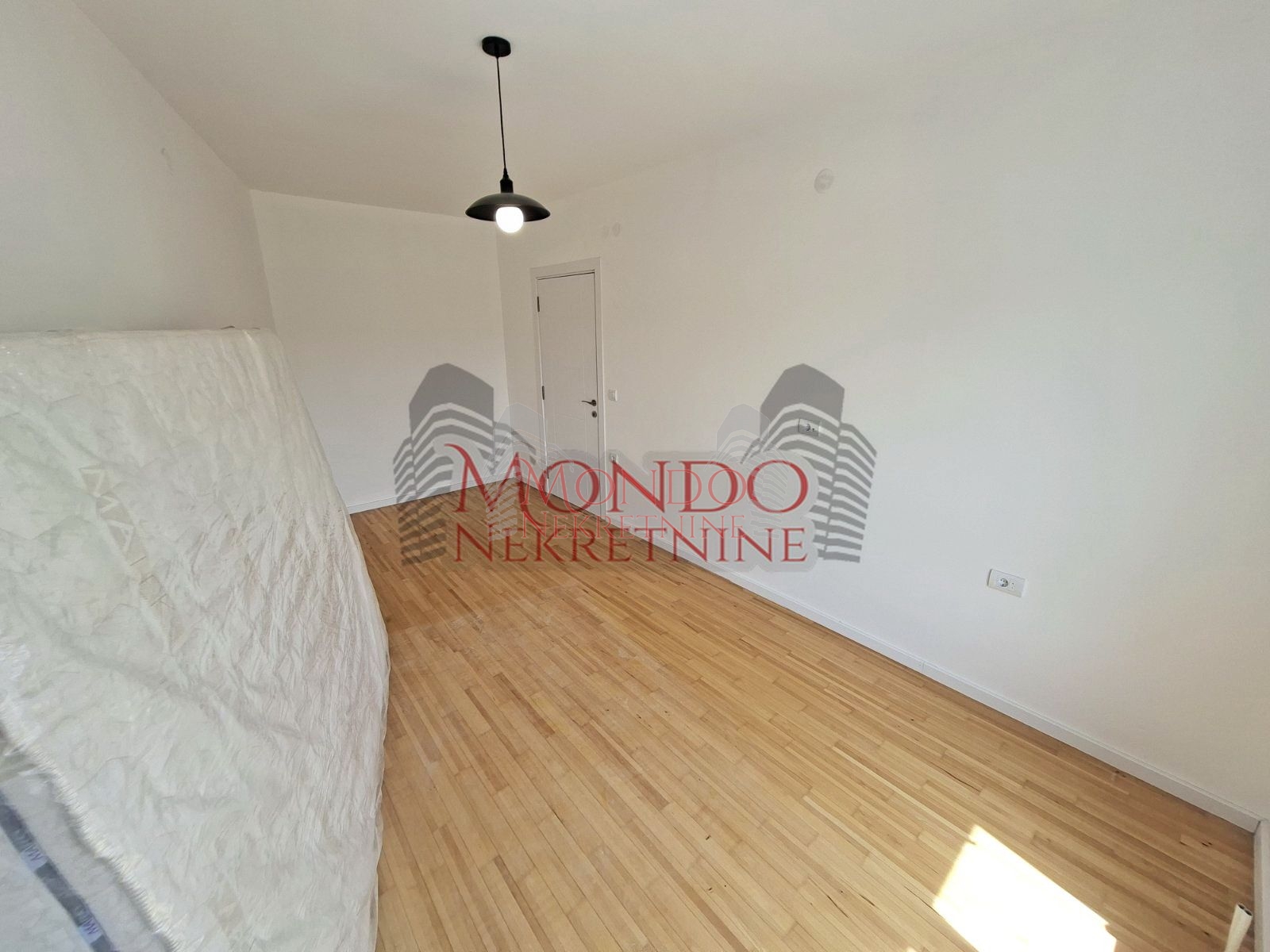 Troiposoban nenamešten stan,novogradnja Sunny Hill,Ledena Stena 9