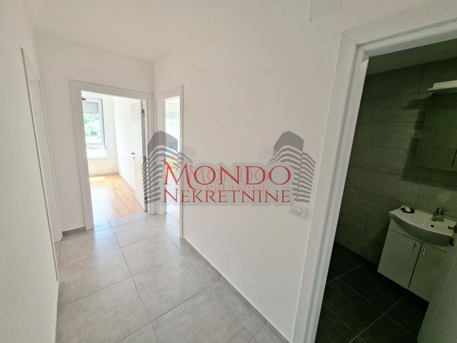 Troiposoban nenamešten stan,novogradnja Sunny Hill,Ledena Stena 14