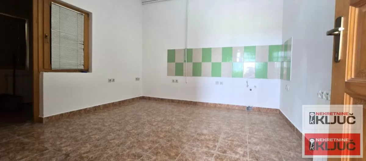 FUTOG IZDAJE SE VIŠENAMENSKI ULIČNI LOKAL 8