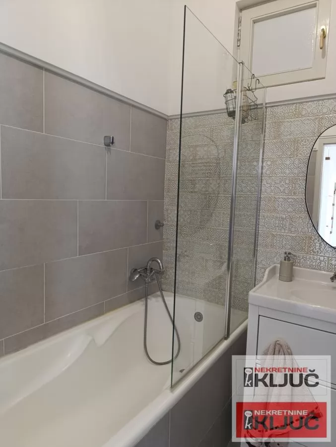 PEŠAČKA ZONA, 95m2 + gornja etaža, Četvorosoban-Duplex, Salonac, Parking 13
