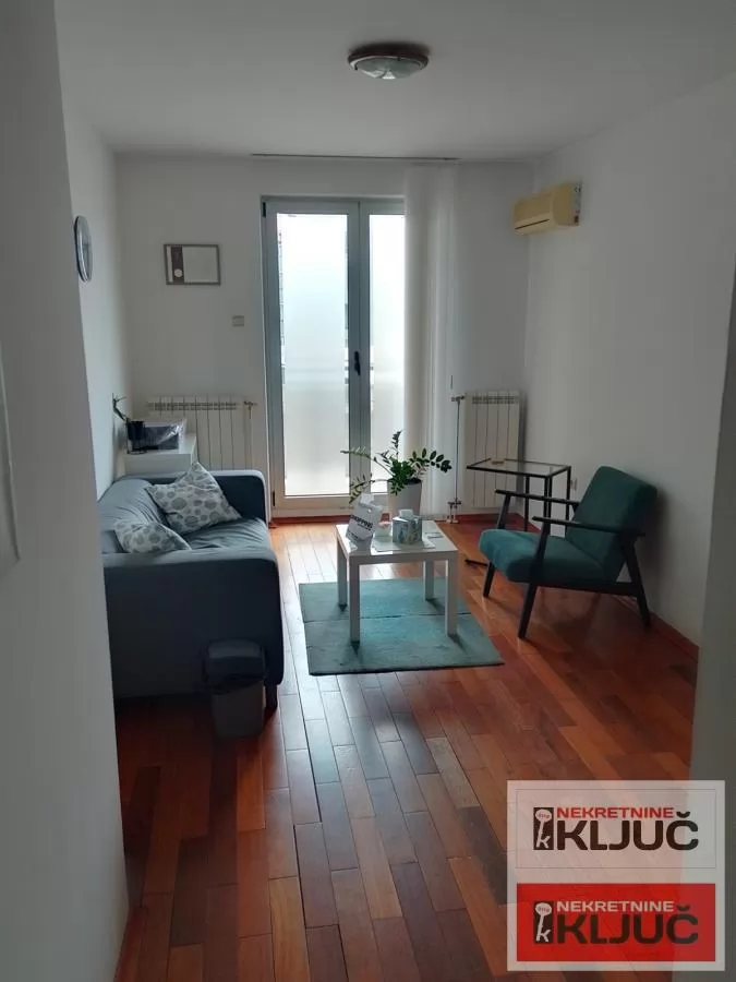 Jednosoban 28 m², Bulevar Oslobođenja, Novi Sad 1