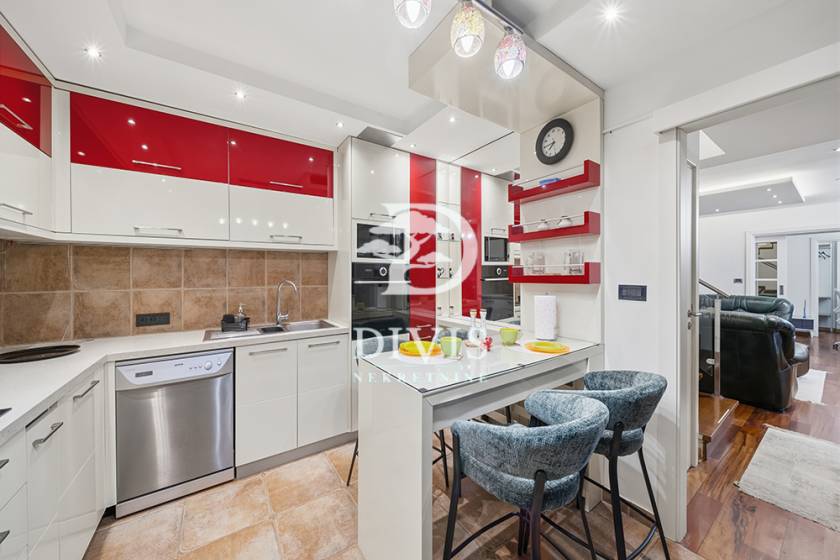 Luks kuća na Dedinju sa dve odvojene celine  513m2 2