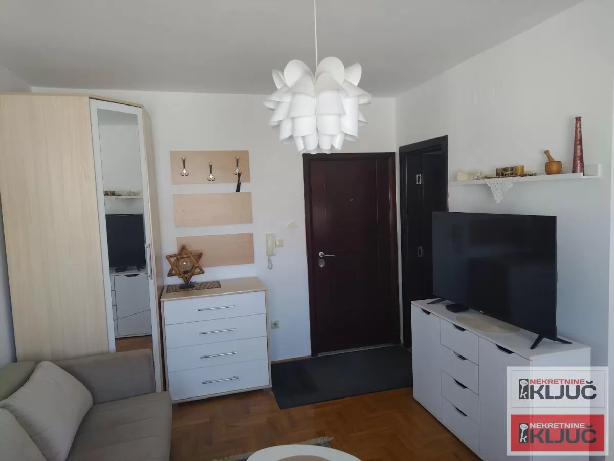 KEJ, Jednosoban stan 24 m², 1. sprat, Namešten 2
