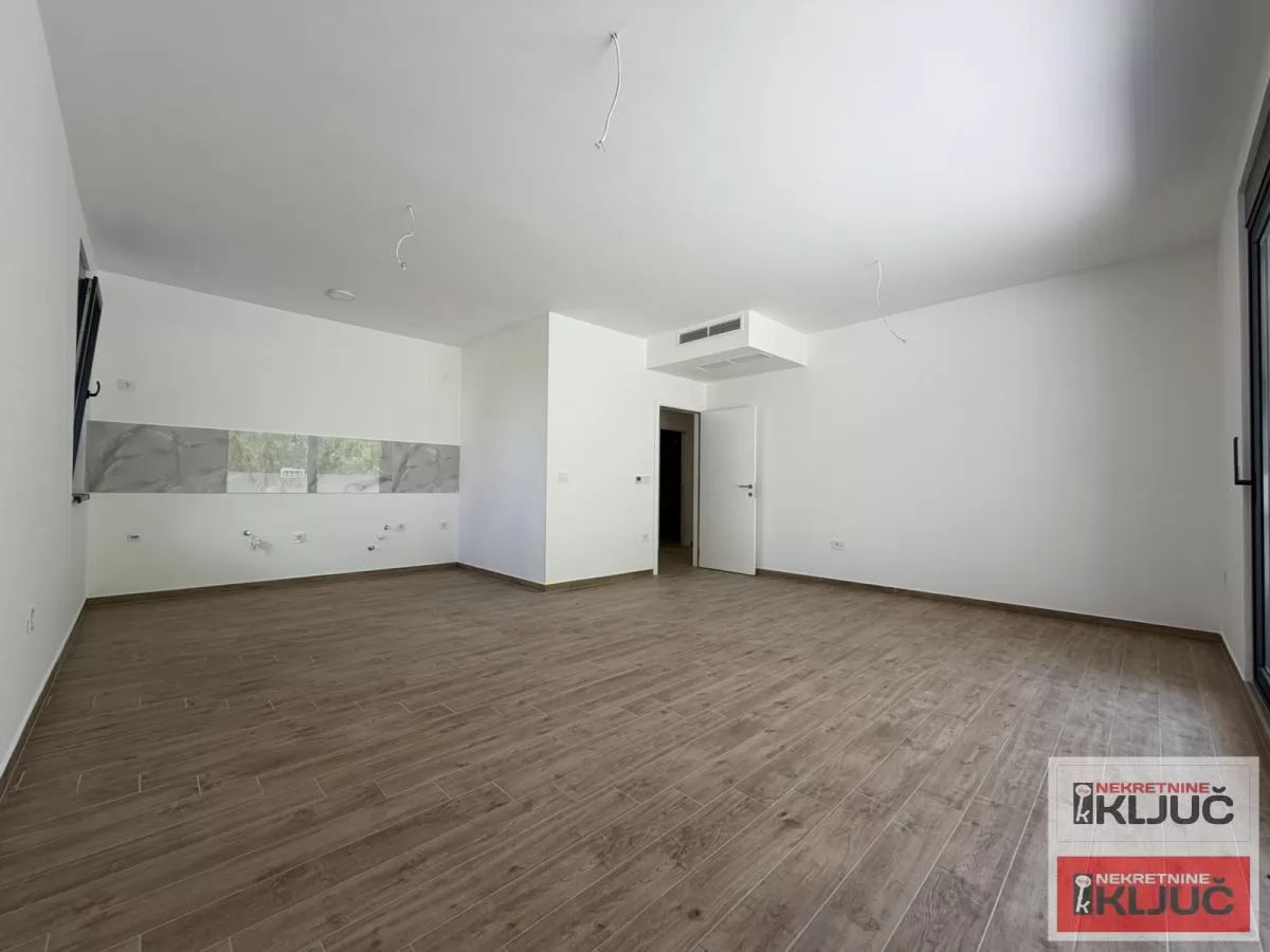 PETROVARADIN, 90m2+dvorište, Četvorosoban sa pdv, Garažno mesto 1