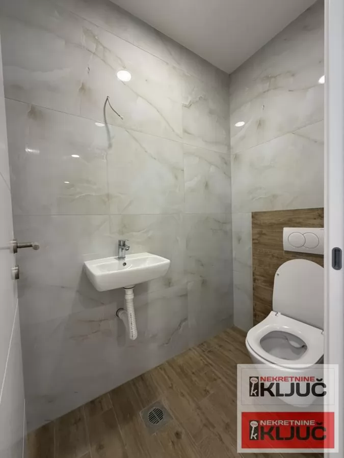 PETROVARADIN, 90m2+dvorište, Četvorosoban sa pdv, Garažno mesto 10