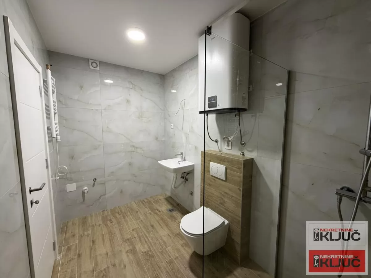 PETROVARADIN, 90m2+dvorište, Četvorosoban sa pdv, Garažno mesto 11