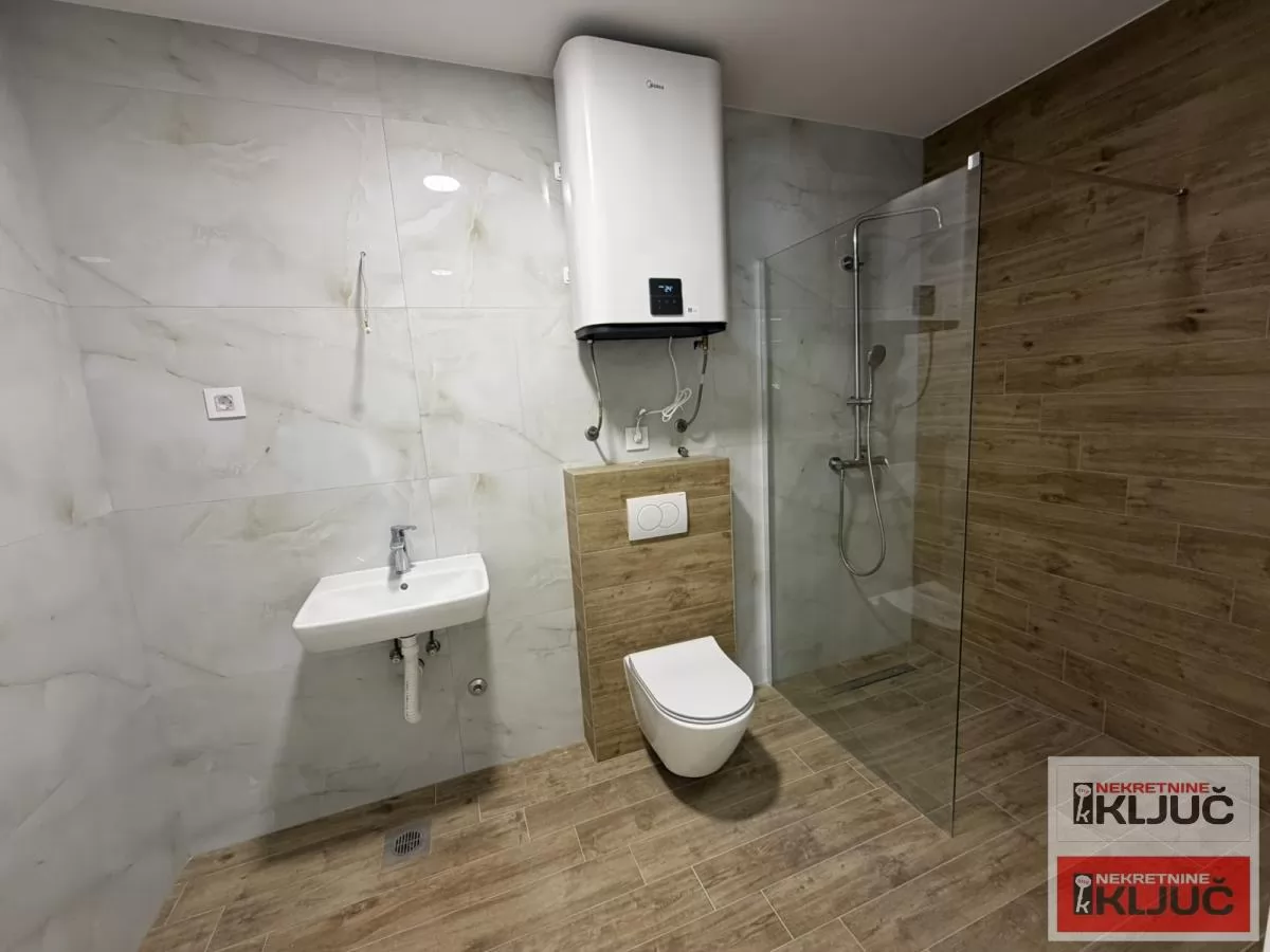 PETROVARADIN, 90m2+dvorište, Četvorosoban sa pdv, Garažno mesto 12