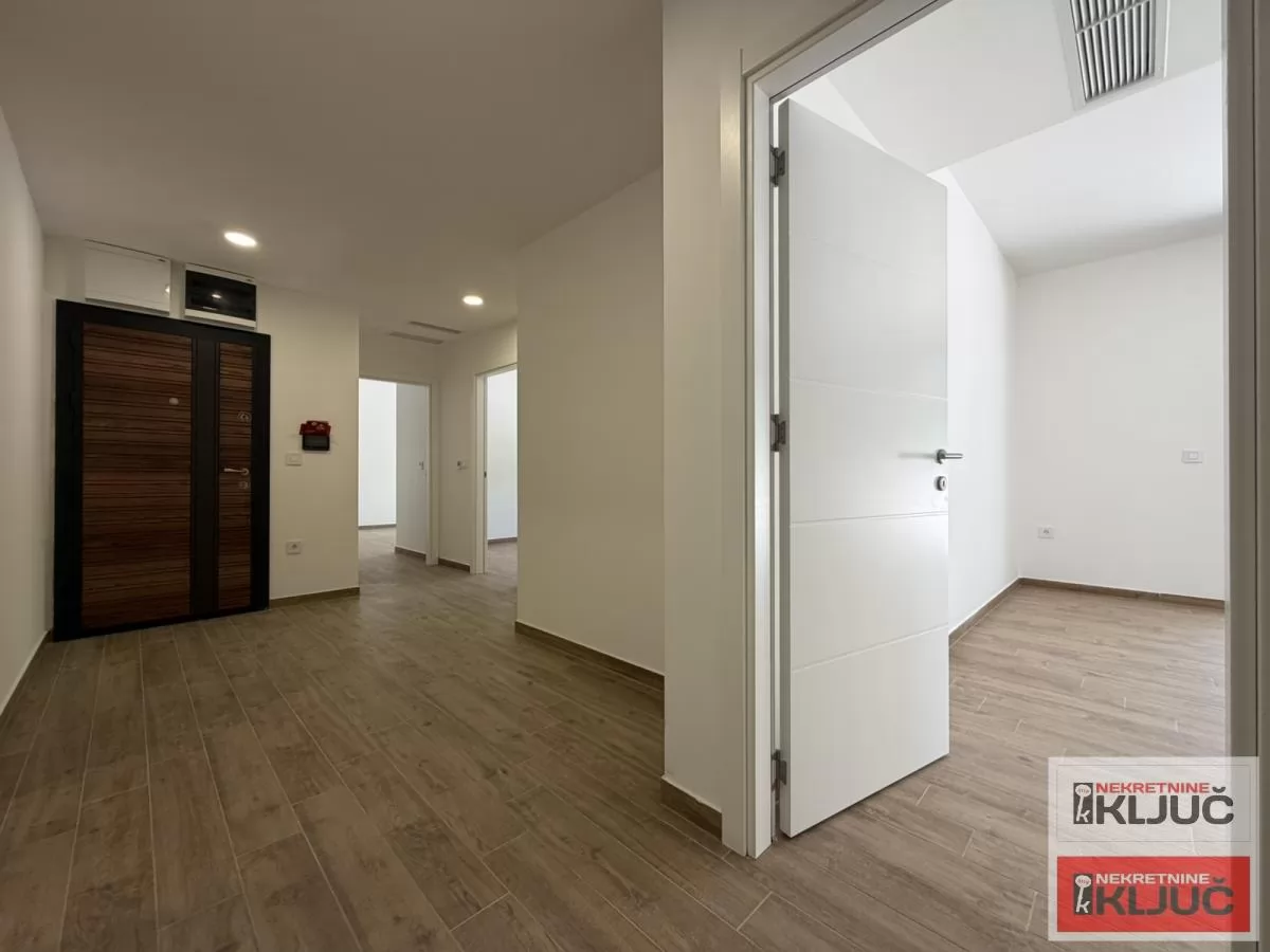 PETROVARADIN, 90m2+dvorište, Četvorosoban sa pdv, Garažno mesto 13