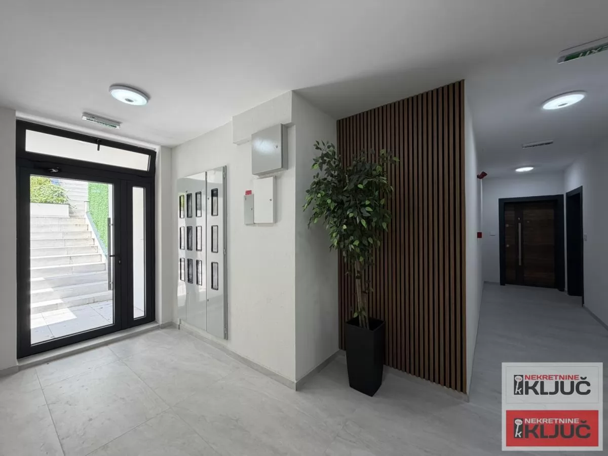 PETROVARADIN, 90m2+dvorište, Četvorosoban sa pdv, Garažno mesto 14