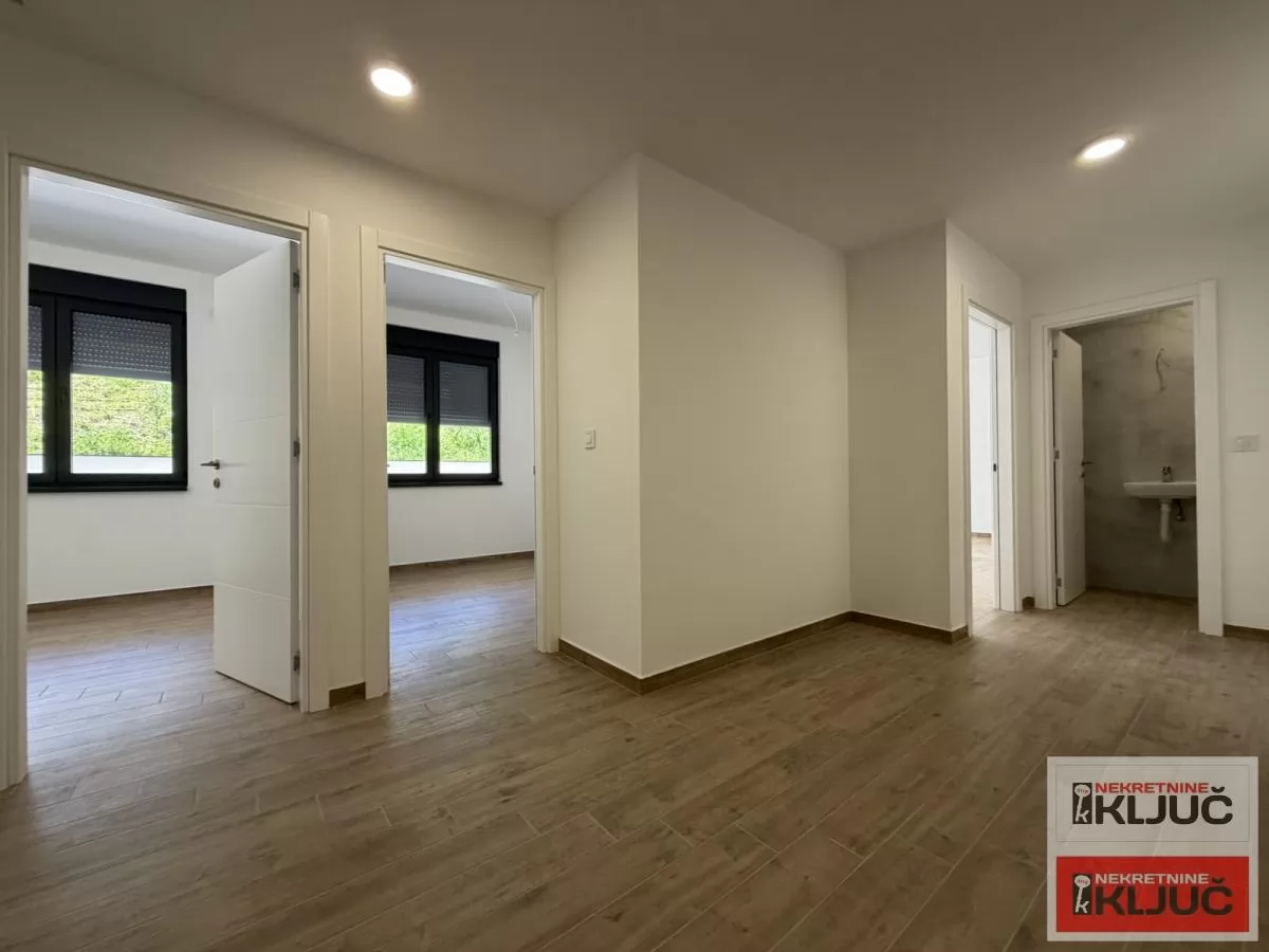 PETROVARADIN, 90m2+dvorište, Četvorosoban sa pdv, Garažno mesto 2