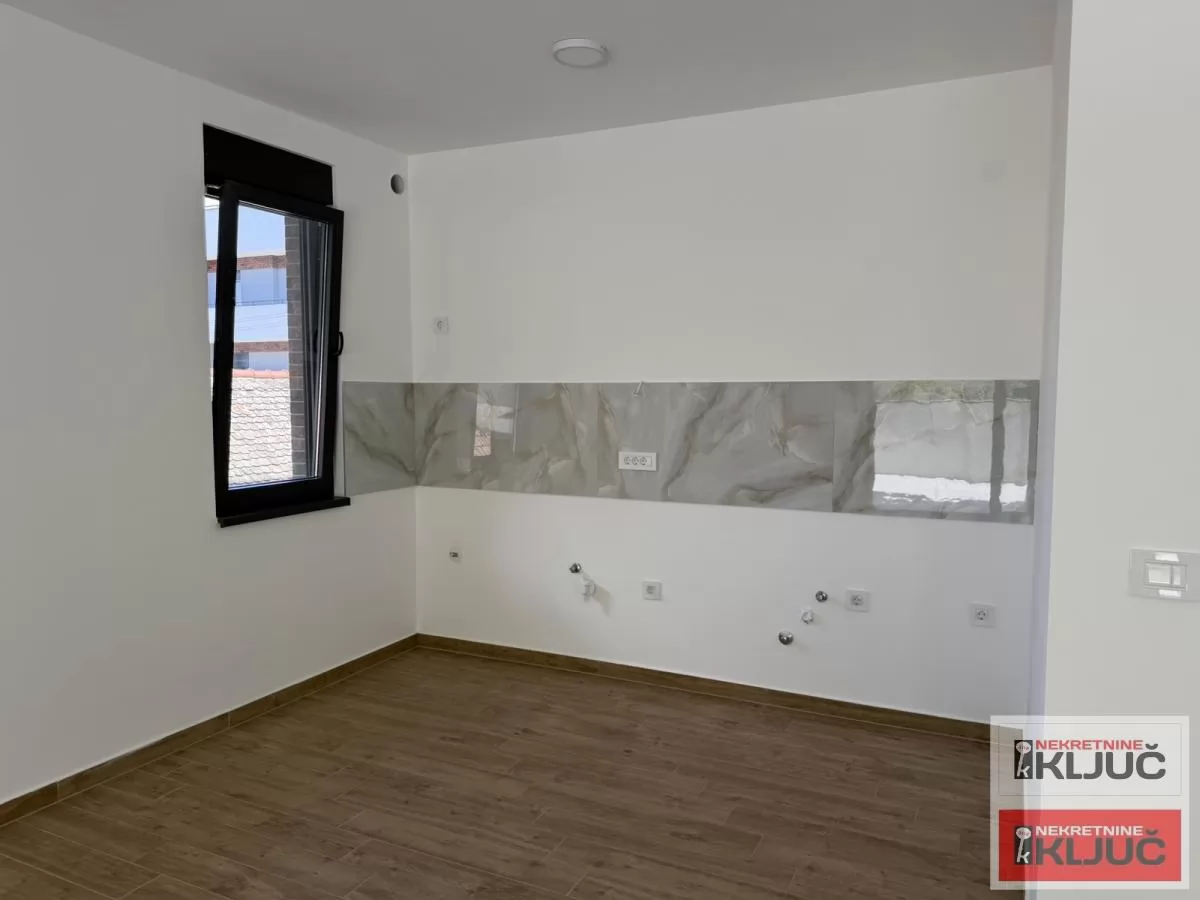 PETROVARADIN, 90m2+dvorište, Četvorosoban sa pdv, Garažno mesto 3