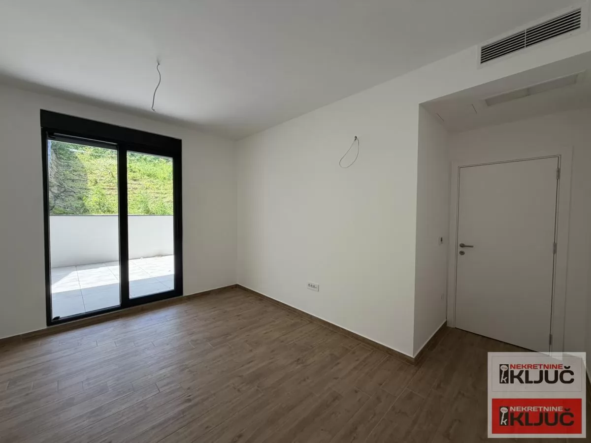 PETROVARADIN, 90m2+dvorište, Četvorosoban sa pdv, Garažno mesto 4