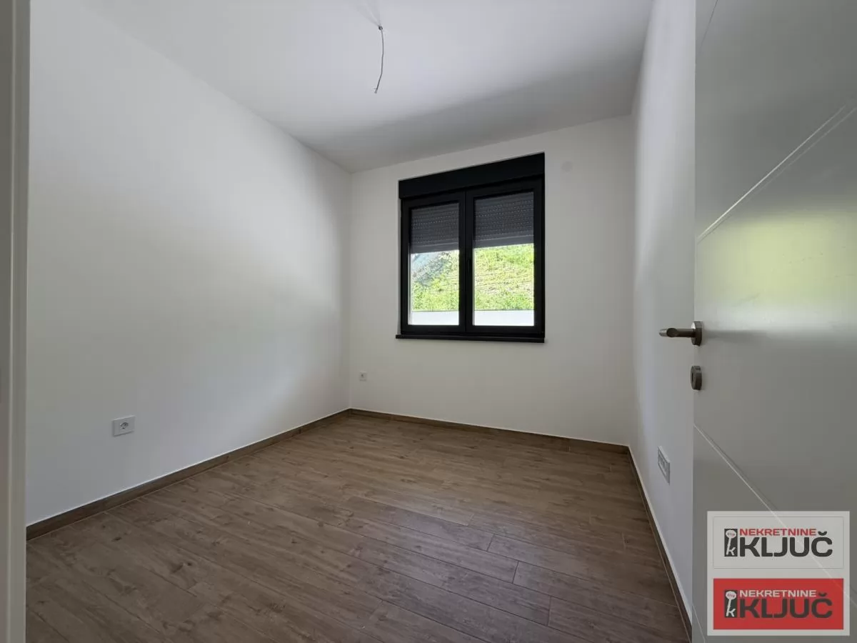 PETROVARADIN, 90m2+dvorište, Četvorosoban sa pdv, Garažno mesto 5