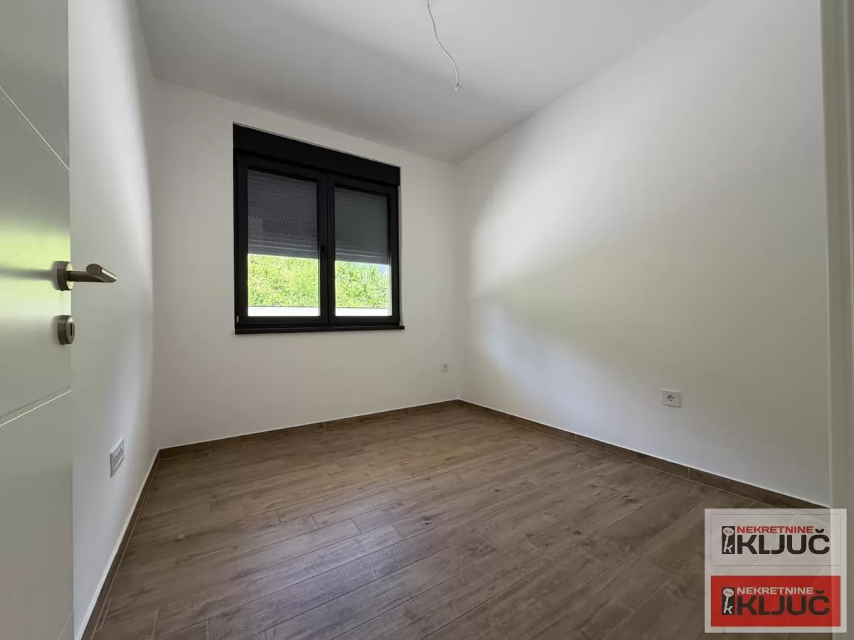 PETROVARADIN, 90m2+dvorište, Četvorosoban sa pdv, Garažno mesto 8