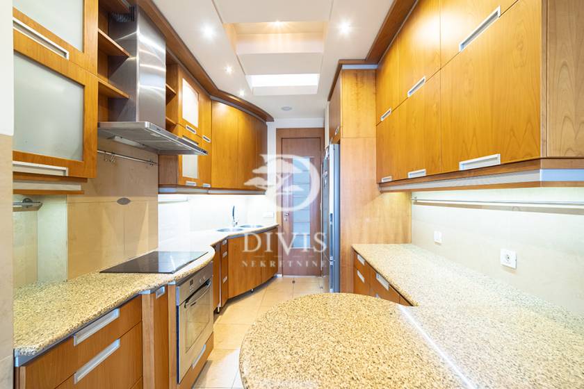 Luks renoviran 3 0 stan na Banovom brdu  150m2 2