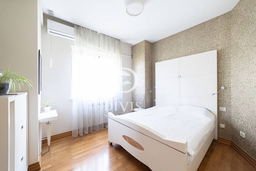 Luks renoviran 3 0 stan na Banovom brdu  150m2 3