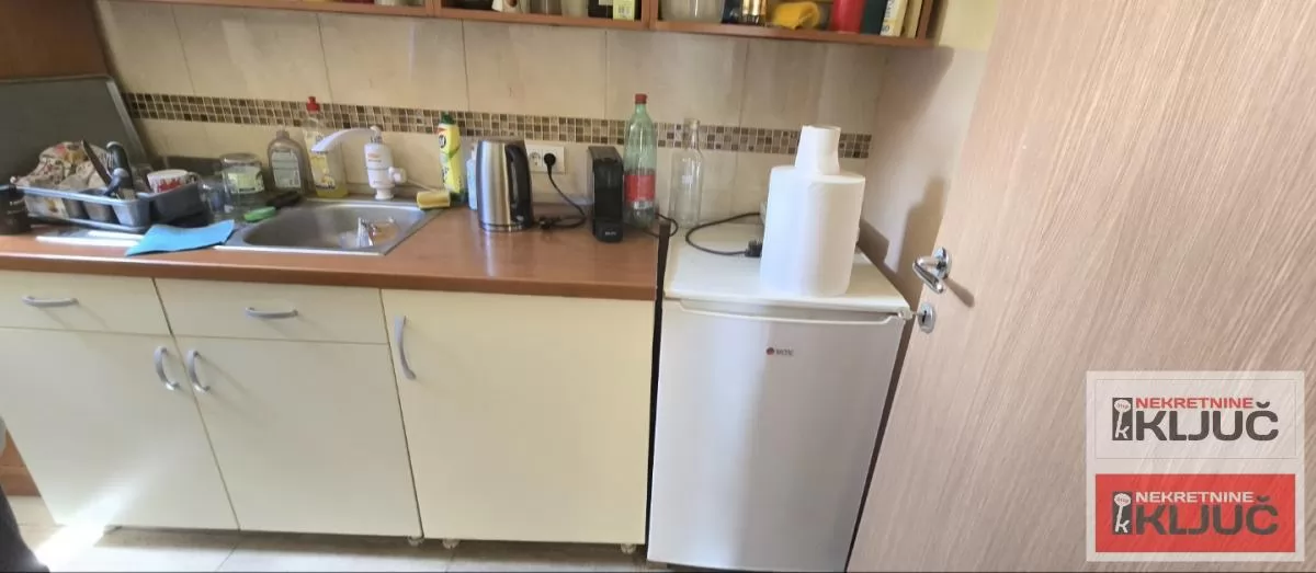 RUMENKA IZDAJE SE POSLOVNO-SKLADIŠNI KOMPLEKS-HALA 13