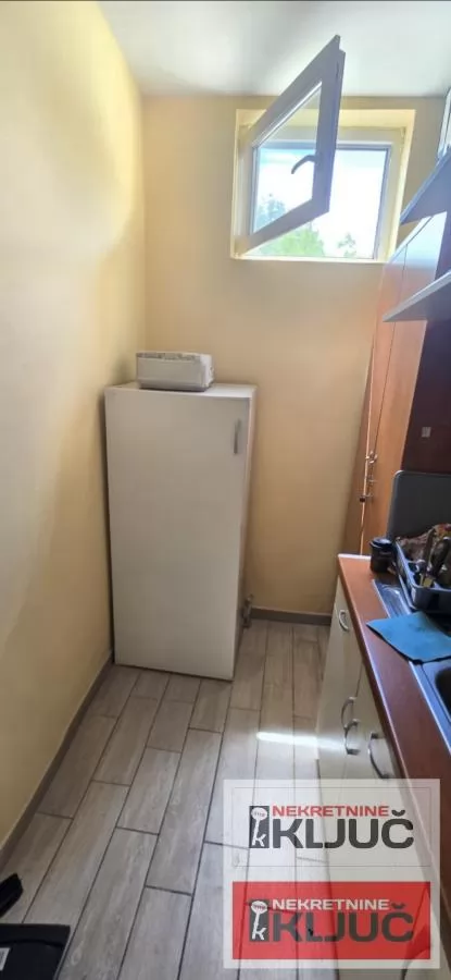 RUMENKA IZDAJE SE POSLOVNO-SKLADIŠNI KOMPLEKS-HALA 8