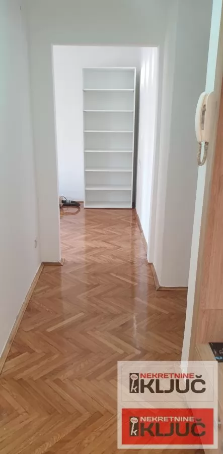 BULEVAR IZDAJE SE DVOSOBAN STAN ZA STANOVANJE ILI POSLOVNE DELATNOSTI 4