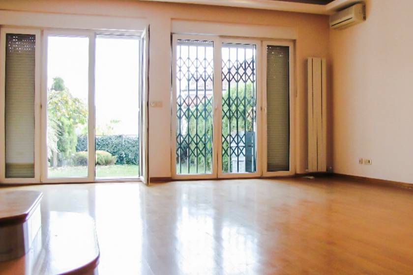Prodajemo kuću na Dedinju  tri etaže  215m2  1ar 1