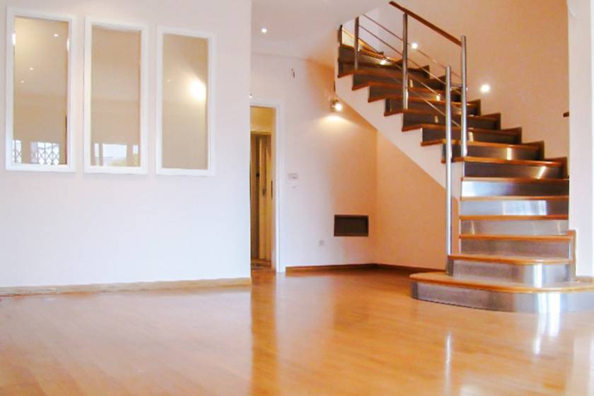 Prodajemo kuću na Dedinju  tri etaže  215m2  1ar 2