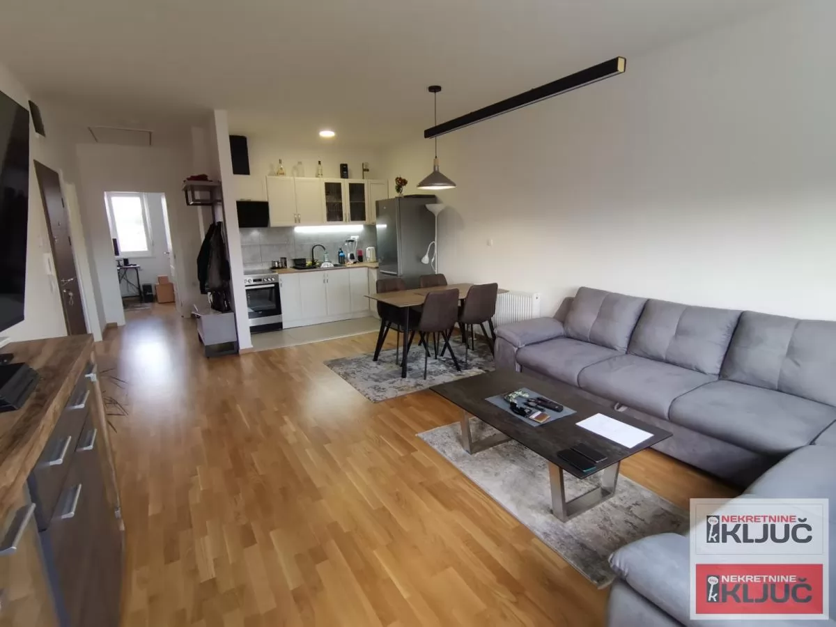 KOD NAJLON PIJACE, 62m2, Trosoban, Namešten 3