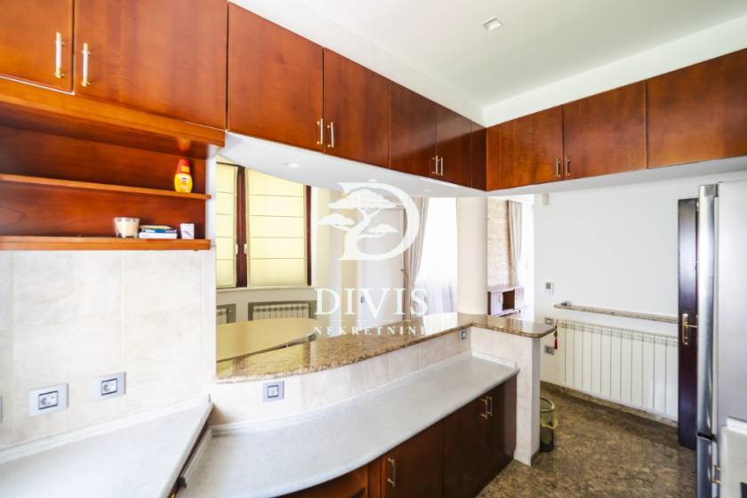 Porodična kuća za izdavanje na Voždovcu 270m2 4