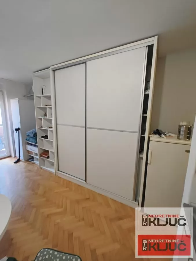 Odlicna garsonjera na Adamovicevom naselju 1