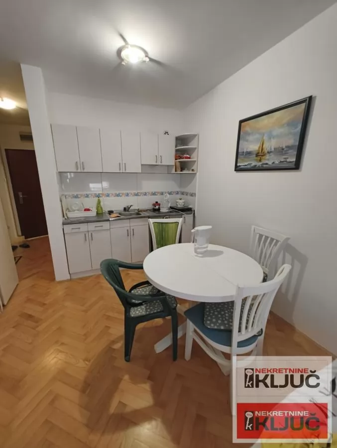 Odlicna garsonjera na Adamovicevom naselju 2