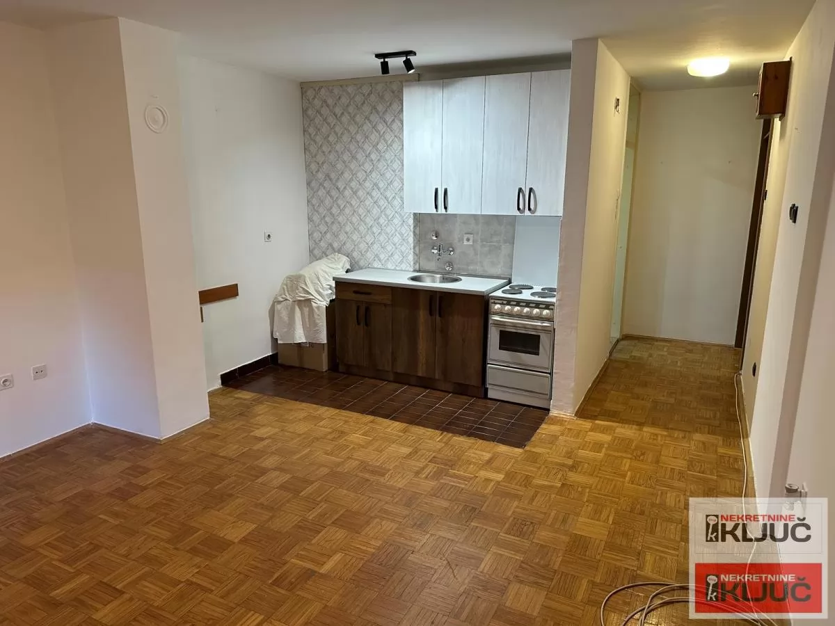 NOVO NASELJE, 27m2+2m2, Garsonjera, Useljiva 1