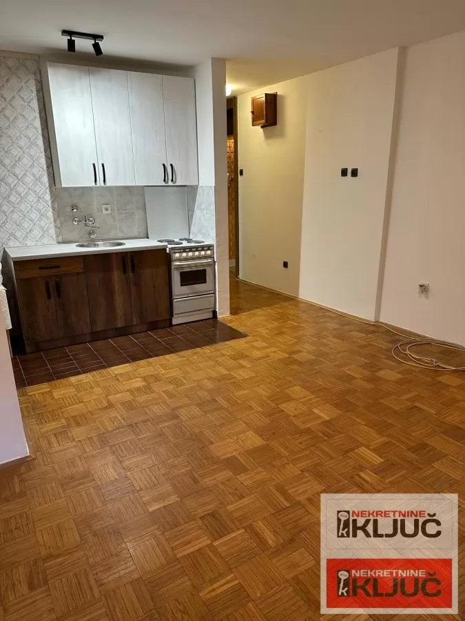 NOVO NASELJE, 27m2+2m2, Garsonjera, Useljiva 3