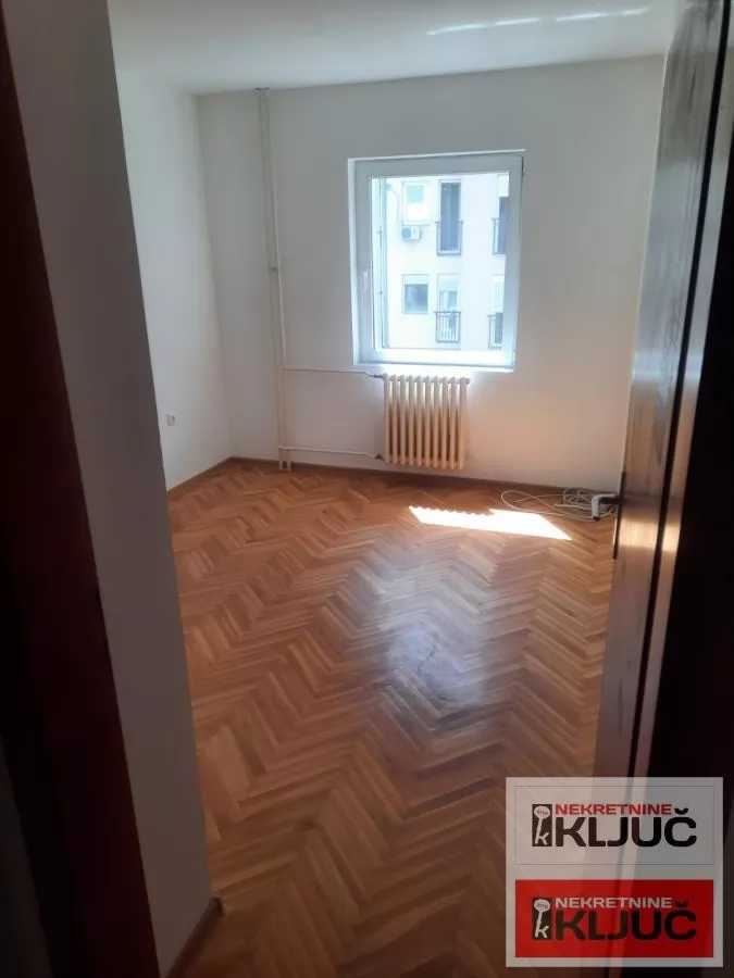 Odlican stan preko puta Futoske pijace 3