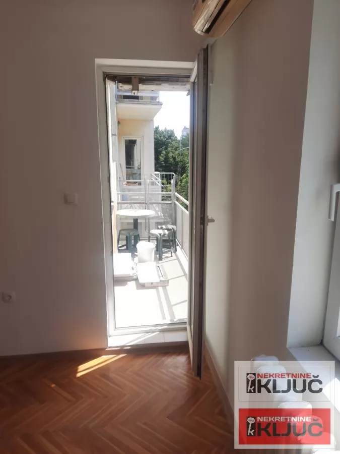 Odlican stan preko puta Futoske pijace 6