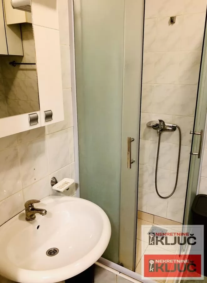 Odlicna garsonjera na Grbavici 10