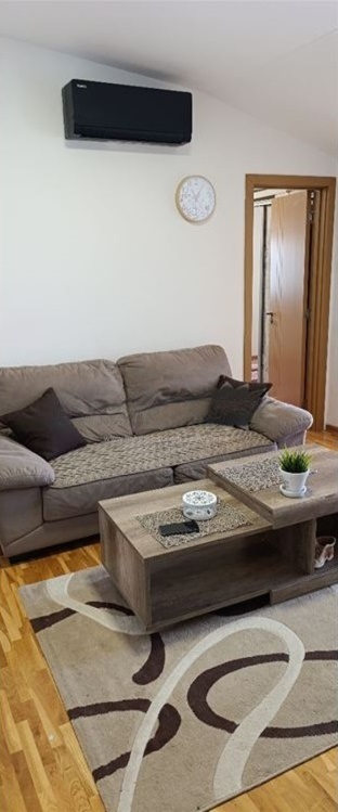 Prodajem dvoiposoban kompletno namesten i uknjizen stan 1