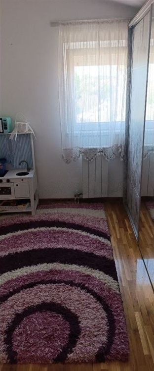 Prodajem dvoiposoban kompletno namesten i uknjizen stan 5
