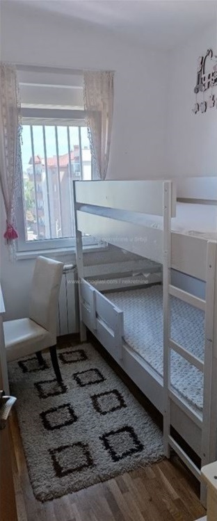 Prodajem dvoiposoban kompletno namesten i uknjizen stan 4