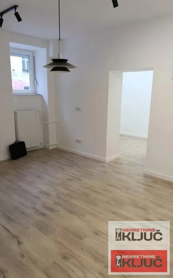 CENTAR, 31m2, Jednosoban, Renoviran, Polusuteren 1