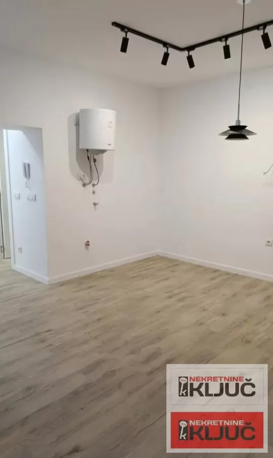 CENTAR, 31m2, Jednosoban, Renoviran, Polusuteren 4