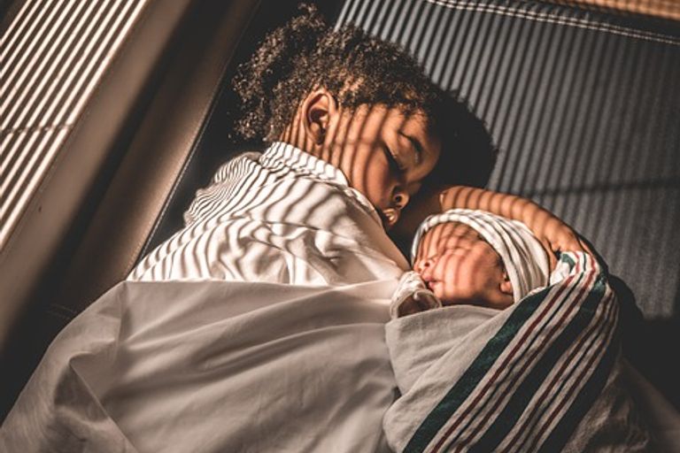 copii dormind impreuna