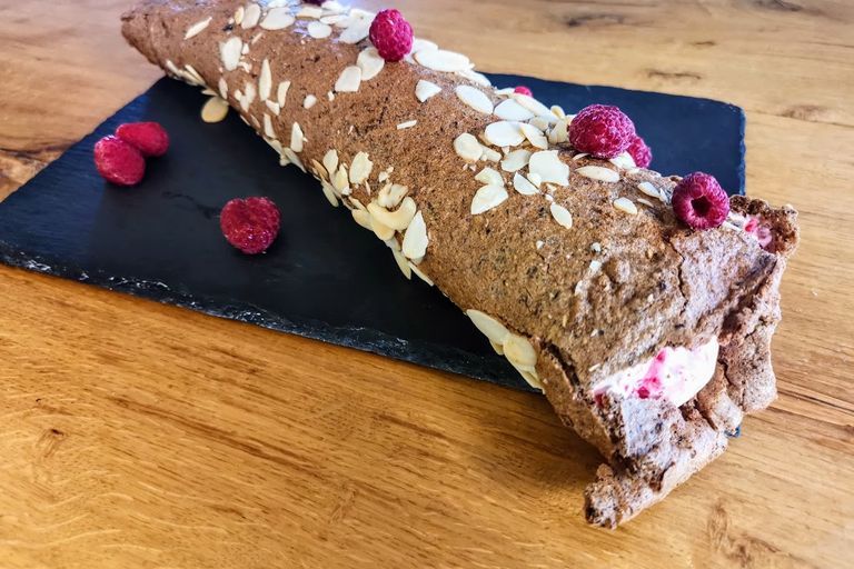 rulada de bezea cu carob și cremă de mascarpone cu zmeură