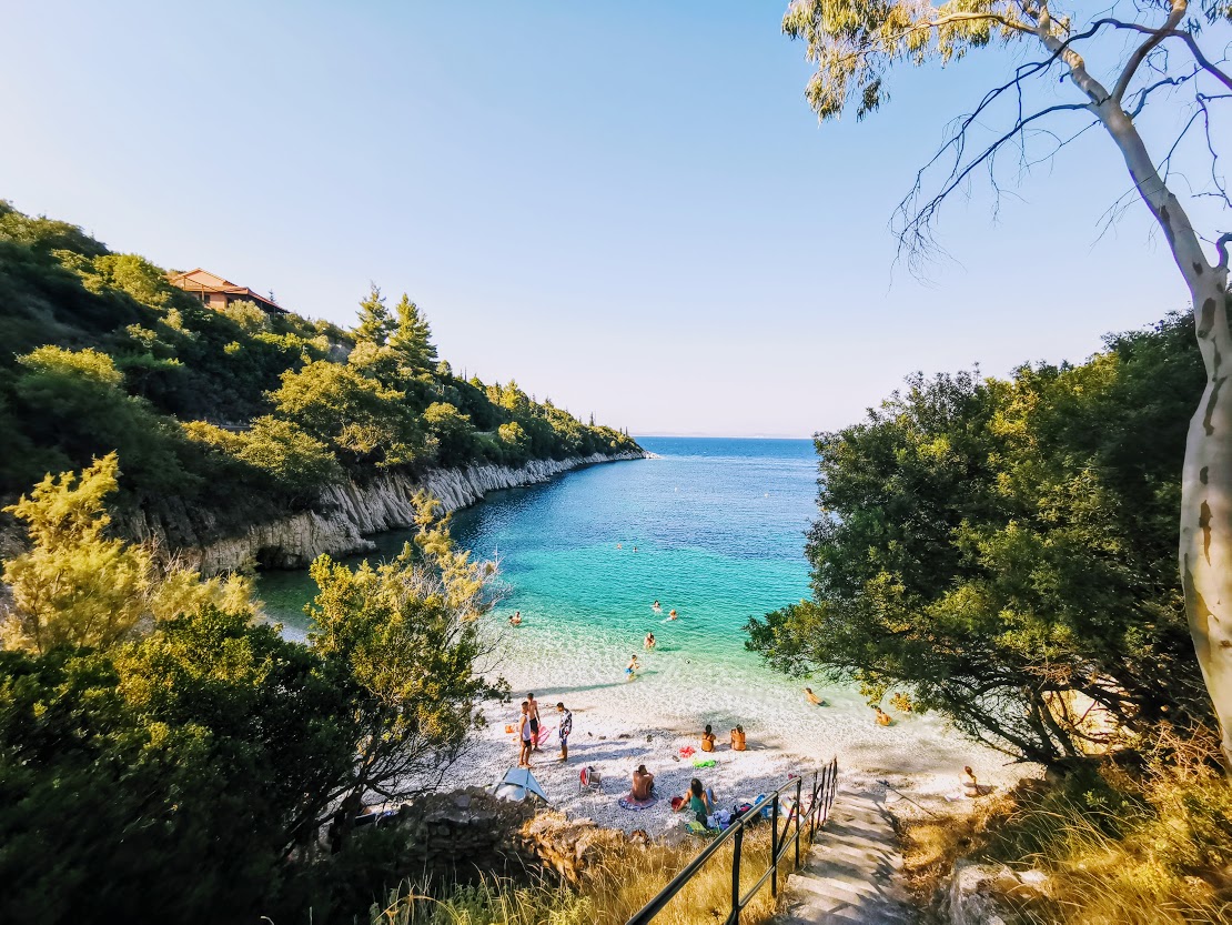 Krovoulia-si-plajele-din-Frikes-Bay